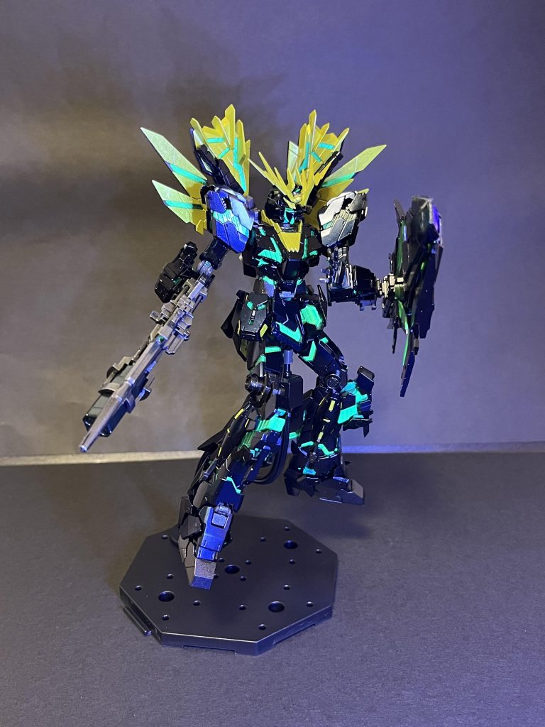 蛍光ブルーグリーン塗装で、ブラックライト使用時にはいい感じに光ってくれてる。ABS塗装が怖くて今までやろうと思わなかったけど、やっぱり3箇所くらい割れた。とりあえず補修したりして誤魔化したけど、今後は丁寧にやらなきゃなー