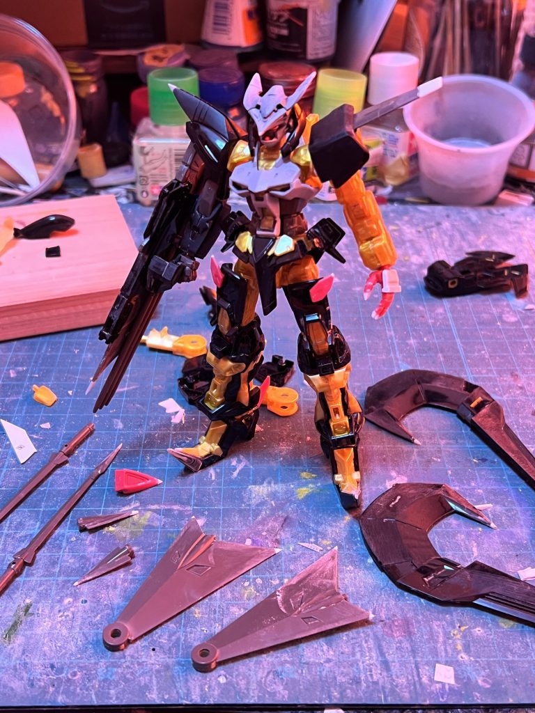 ここから加工編です。天ミナはとにかくシャープな機体なので、頭部のトンガリや指先など各部プラ版で延長して尖らせました。コクピットハッチの底部分も延長しています。