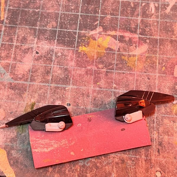 HGのゴールドフレーム天ミナを制作中です。シャープなイメージの機体なので、あちこち尖らせています。メタルビルドの天ミナのアレンジを真似出来る箇所は真似しています。塗装もそれらしくメタル系光沢仕上げです。本体は完成しましたが、オキツノカガミを自作しようとして行き詰まり完成が遠のいています😅（2枚目）