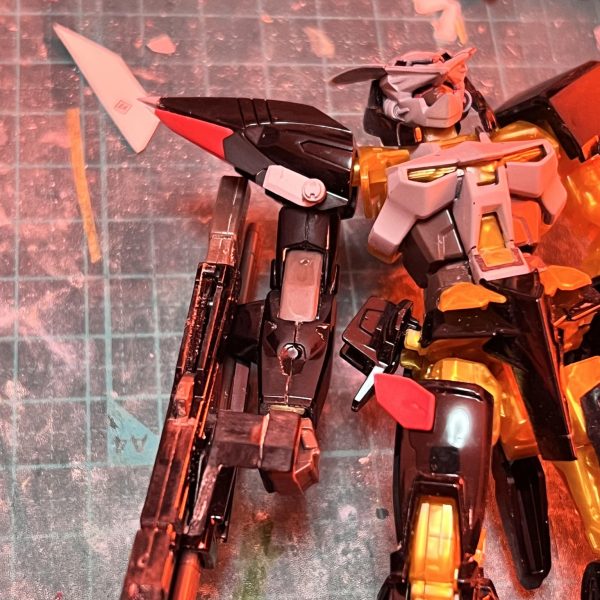 HGのゴールドフレーム天ミナを制作中です。シャープなイメージの機体なので、あちこち尖らせています。メタルビルドの天ミナのアレンジを真似出来る箇所は真似しています。塗装もそれらしくメタル系光沢仕上げです。本体は完成しましたが、オキツノカガミを自作しようとして行き詰まり完成が遠のいています😅（3枚目）