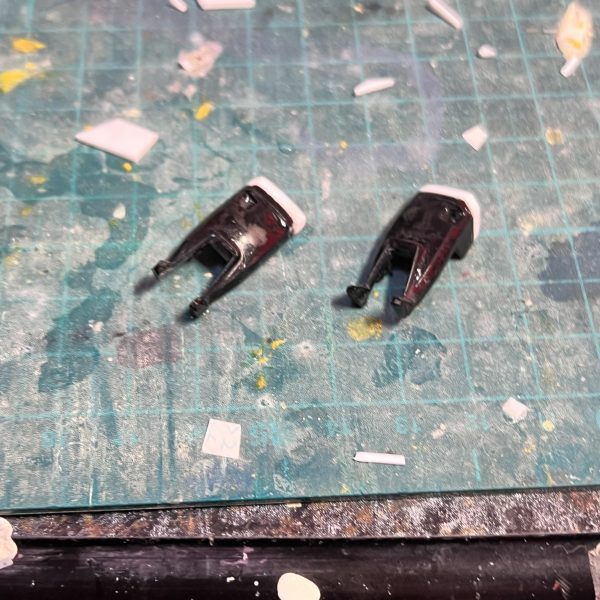 HGのゴールドフレーム天ミナを制作中です。シャープなイメージの機体なので、あちこち尖らせています。メタルビルドの天ミナのアレンジを真似出来る箇所は真似しています。塗装もそれらしくメタル系光沢仕上げです。本体は完成しましたが、オキツノカガミを自作しようとして行き詰まり完成が遠のいています😅（4枚目）