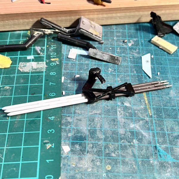 HGのゴールドフレーム天ミナを制作中です。シャープなイメージの機体なので、あちこち尖らせています。メタルビルドの天ミナのアレンジを真似出来る箇所は真似しています。塗装もそれらしくメタル系光沢仕上げです。本体は完成しましたが、オキツノカガミを自作しようとして行き詰まり完成が遠のいています😅（5枚目）