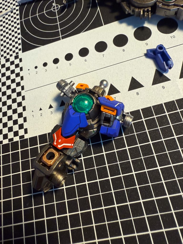 ボディユニットを組み立て中、パネルラインを事前に深くしてあるから、ディテールがストックよりさらに細かく見える！✌