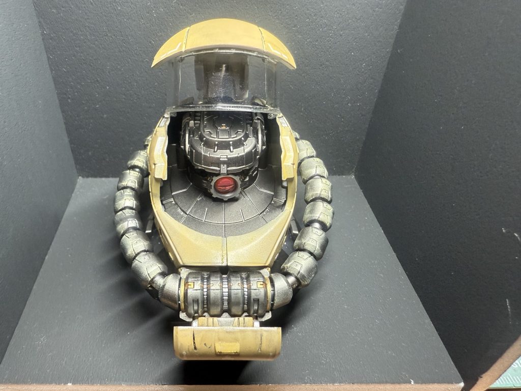 細部塗り分けはシタデルカラーでチョチョイと済ましてます。こだわりはHアイズ。そのままポン付けするので無く、裏側の平面部のヒケを均して面出しして後、10000番まで磨いたらコンパウンド。レンズ表面も同様に磨く。磨き終えたら、ゴミや埃を巻き込まないようラピーテープをHアイズ背面部に貼り付けて本体に接着!これでHアイズとは思えない輝き!めんどいけどオススメです。