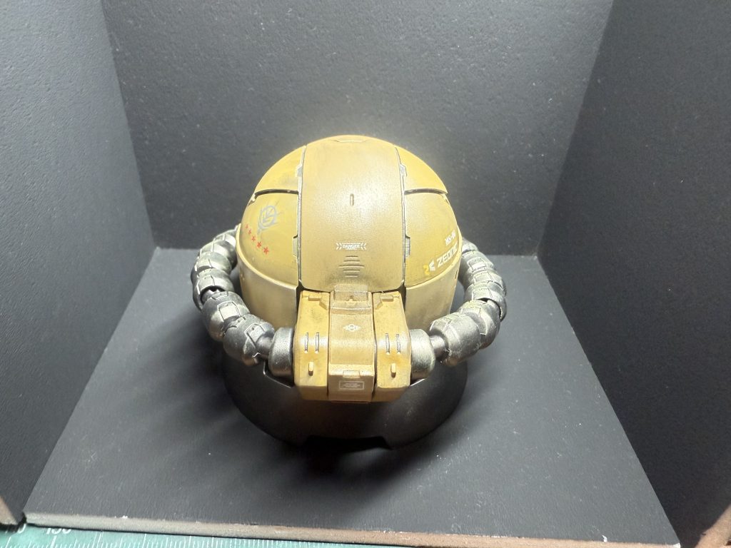 汚し塗装が苦手なのがバレてしまう背面。後頭部の謎の排気口から謎の煙をだして煤汚れのつもりがなんか不自然な汚れ方に。誰か汚し方を教えてくれ。