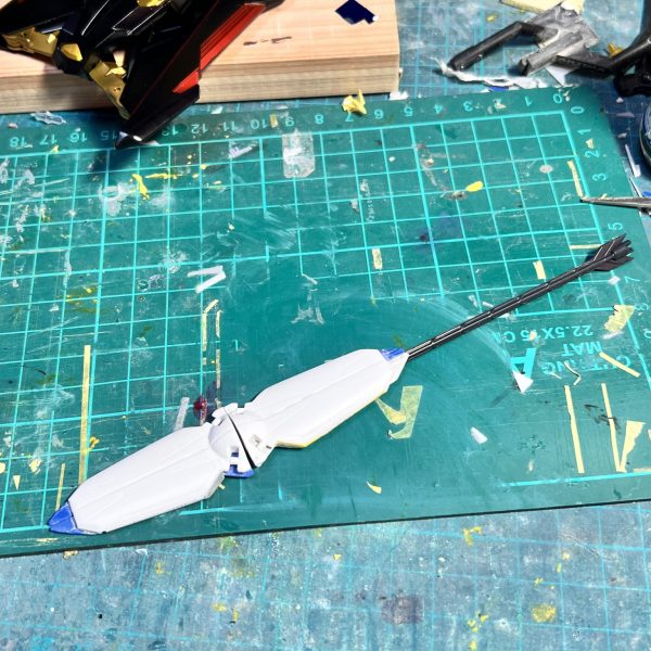 HGのゴールドフレーム天ミナを制作中です。シャープなイメージの機体なので、あちこち尖らせています。メタルビルドの天ミナのアレンジを真似出来る箇所は真似しています。塗装もそれらしくメタル系光沢仕上げです。本体は完成しましたが、オキツノカガミを自作しようとして行き詰まり完成が遠のいています😅（6枚目）