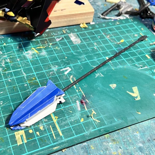 HGのゴールドフレーム天ミナを制作中です。シャープなイメージの機体なので、あちこち尖らせています。メタルビルドの天ミナのアレンジを真似出来る箇所は真似しています。塗装もそれらしくメタル系光沢仕上げです。本体は完成しましたが、オキツノカガミを自作しようとして行き詰まり完成が遠のいています😅（7枚目）