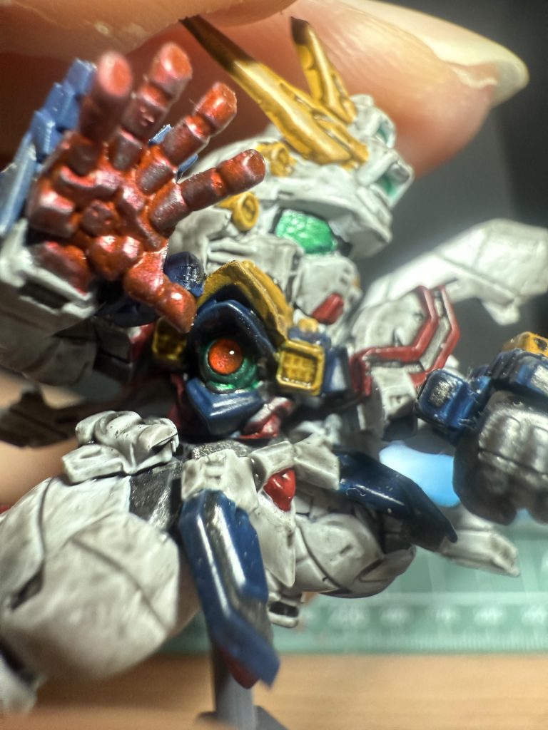 胸のエネルギープライヤーはサフ→シタデルカラーのシルバー→シタデルカラーのクリアレッドで塗装後にレジンを垂らして固めました。丁度いいサイズのHアイズ等がない時めちゃくちゃ良さそうな方法ですな！