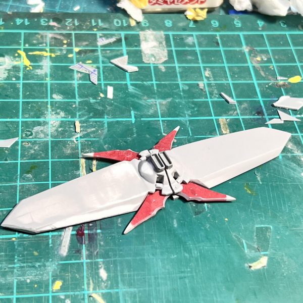 製作中のHG天ミナの進捗状況です。写真一枚目 本体の一部パーツは神ヤスリとタミヤコンパウンドで研ぎ出ししました。写真では上手く写りませんが、良い感じにテカってます☺️二枚目 トツカノツルギをRGやメタルビルド風に形状を盛りました。三枚目 Xのハモニカ砲をベースにオキツノカガミを作りました。ディティールが足りないのはデカールで誤魔化します😅四枚目 オキツノカガミを固定する龍騎のドラグバイザーの様なパーツをスクラッチしました。今回は以上になります!見ていただきありがとうございました🙇♂️(3枚目)