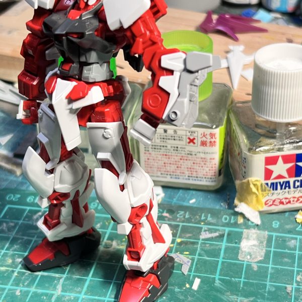 製作中のHG天ミナの進捗状況です。写真一枚目 本体の一部パーツは神ヤスリとタミヤコンパウンドで研ぎ出ししました。写真では上手く写りませんが、良い感じにテカってます☺️二枚目 トツカノツルギをRGやメタルビルド風に形状を盛りました。三枚目 Xのハモニカ砲をベースにオキツノカガミを作りました。ディティールが足りないのはデカールで誤魔化します😅四枚目 オキツノカガミを固定する龍騎のドラグバイザーの様なパーツをスクラッチしました。今回は以上になります!見ていただきありがとうございました🙇♂️(4枚目)