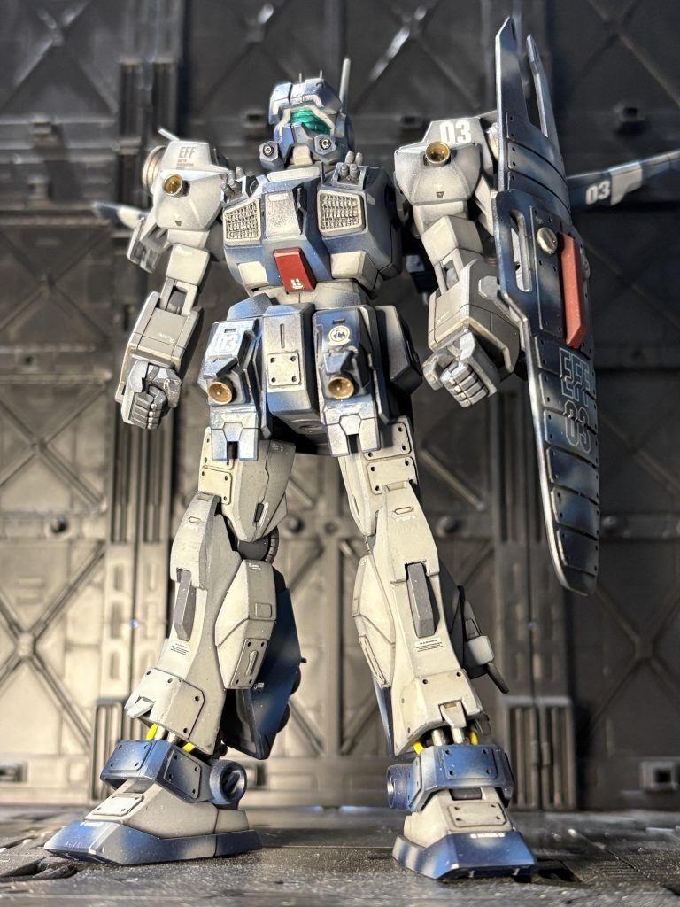 設定として、皆様ご存知のトリントン基地。ガンダムUCの話で、トリントン基地でのジオン残党との戦い。モビルアーマー戦と空からのザクスナイパーの狙撃で多大な被害を出した訳だけど、虎の子バイアランやアンクシャ、陸戦型MSだけでは対応虚しく、今後の対応策に迫られた基地司令は、対応策の策定を始める。そこで、限られた予算の中で計画を策定するに当たり、ネモをアップデートする案が浮上。ネモ自体の基本はジムスナイパーの血統を持ち、性能的にも当時のガンダムに匹敵すると言うのが候補に上がった理由。