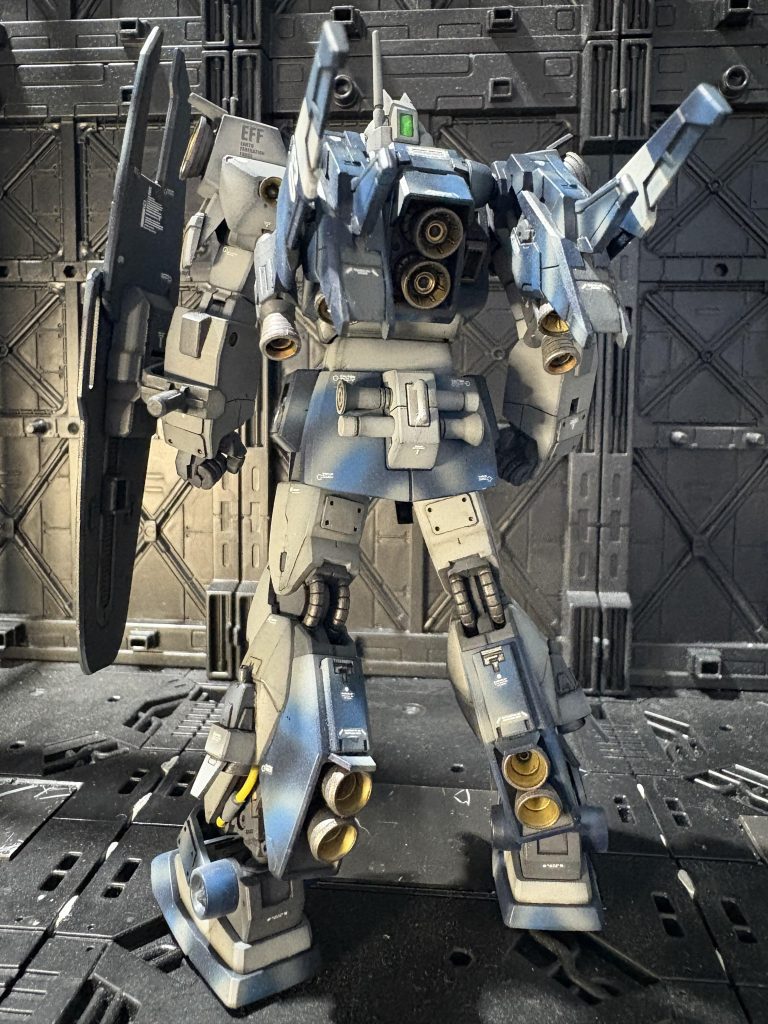 フライトスラスターユニットの付加で単独での短距離程度の飛行と高機動の獲得をできた。短距離しか飛行できない理由として、主翼が折り畳めるため小型化。その為、揚力が小さくスラスターに依存する飛行形態のためである。しかし、地上戦で主翼を折り畳めるため、機動性に問題は起きなかった。