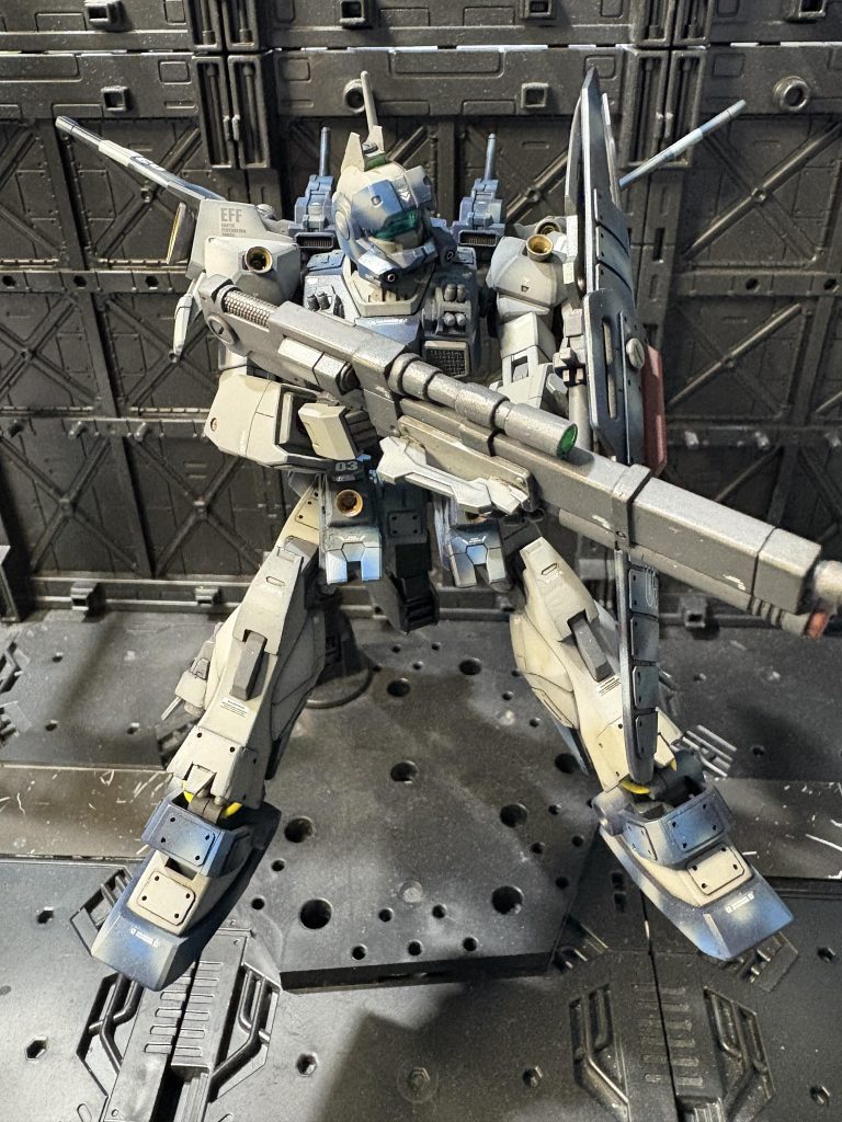 武装についても通常のライフルもあるが、今回高出力ビーム兵器の運用も行なっている。実弾の様に弾道誤差がないビーム兵器は行機動の機体には相性が良く、命中率の向上に寄与している。