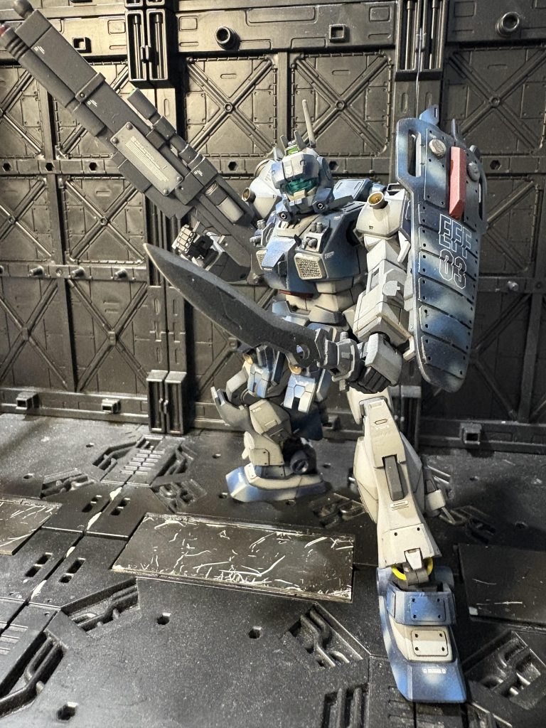 白兵戦ようのビームサーベルもあるが、高周波ソード(実剣)も装備された。通常時はシールド裏に収納される。