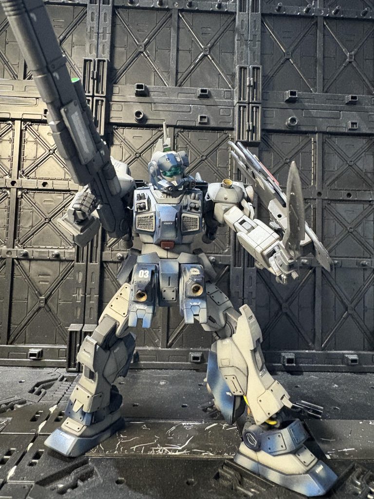 頭部バルカンもおでこから、顎の位置まで変更する事で、命中制度を上げる事ができている。胸部排熱口上部にはスモークが装備されている。