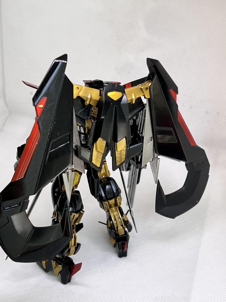 邪魔な武装をいったん外して背面を撮りました。