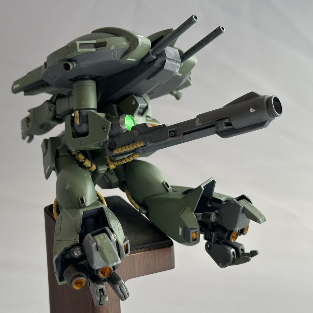 MA化すると目立つクローはスカスカ感が出ないようにシリンダーパーツなどを足して密度を上げておきました。接続部のボールジョイントに換装してあります。