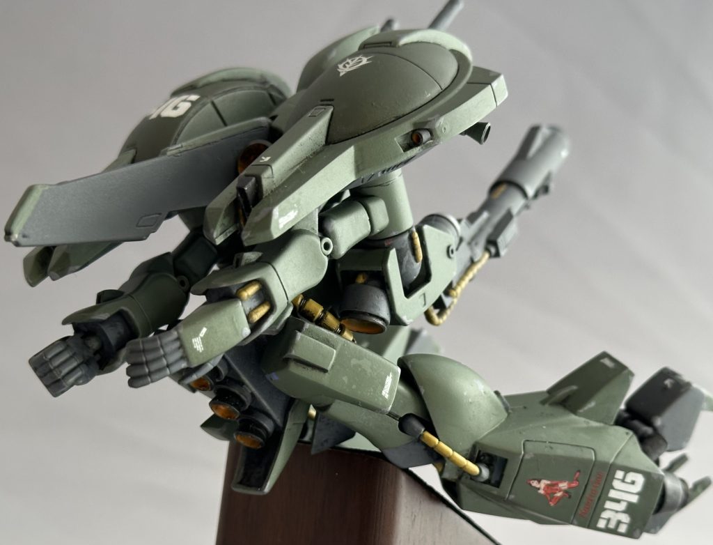 身体を「くの字」型に折り曲げるだけのシンプルな変形です。変形後、スラスターは後方に集中しますが、両肩の推力がありそうなバーニアは太ももで隠れちゃいます。