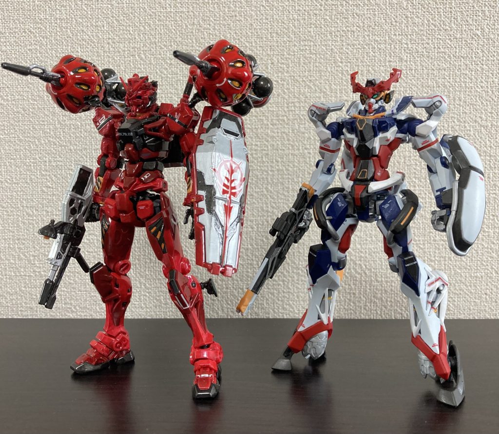 ジークアクスと並べてみた　こうしてみると光の反射でシールドの部分の塗装が粗いとこが見えるなぁ、、ここが課題点