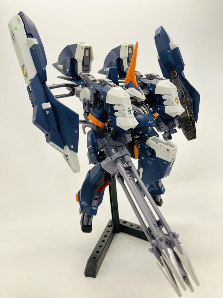 スタンドが付属しますが、スタンドなしではやや後ろ重心、今回も脛にウェイトを仕込んでいます🥌