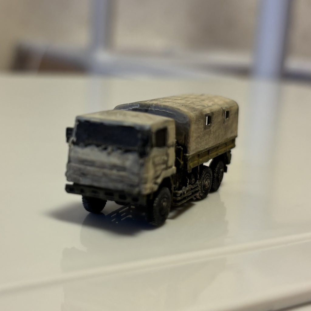 トラックはすべて、このプラモです。ピットロードの、1/144自衛隊用トラックです。ジェミニに合成させたら、トラックまでリアルに加工されてしまいました笑あと、独房の扉もジェミニ作です笑