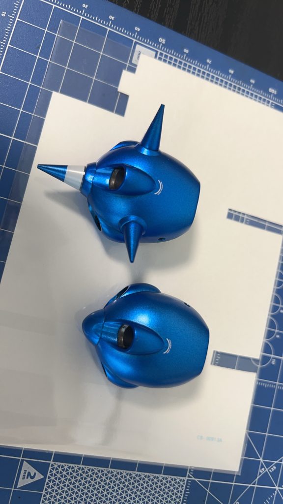 肩の合わせ目は消しました。黒サフ後、シルバー1瓶、クリアーブルー2瓶を使って全体を塗りました。