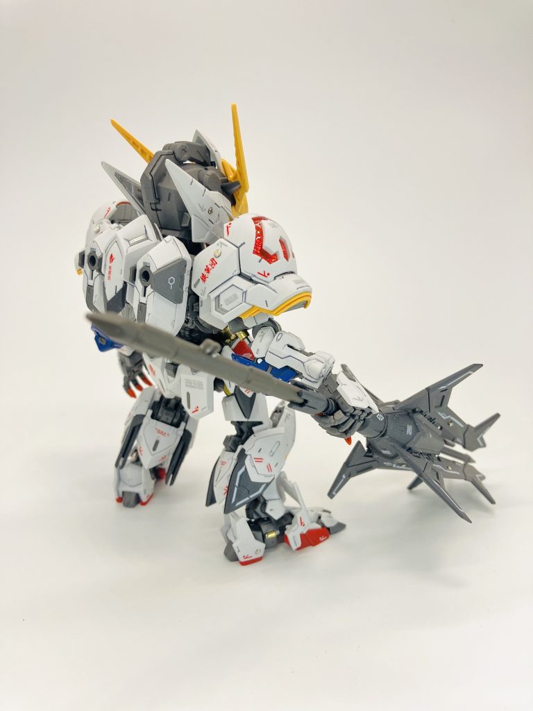 今回のMGSDガンダムバルバトスの作成に当たってはホビージャパンの作例を少し参考にしてます😉部分塗装やツインアイの中にメタルパーツを仕込んだり🫡
