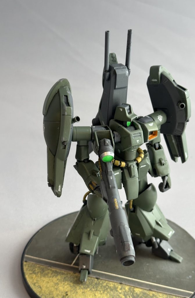 カラーリングはガンダムUCに登場した「袖付き仕様」を参考しました、が袖は着けていません。だってめんどくさいんだもん、袖。上半身は、中央部と両肩部の接続に引き出し式のポリキャップを増設したので、自然に胸を張ったポージングも可能になりました。