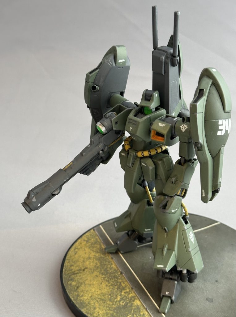 ZZシリーズはエッジもシャープですし、特にガザDは造形も素晴らしいので面出しをして、甘いところを中心にスジボリを掘り直してあげるだけで「パキッ」と仕上がる良キットだと思います。