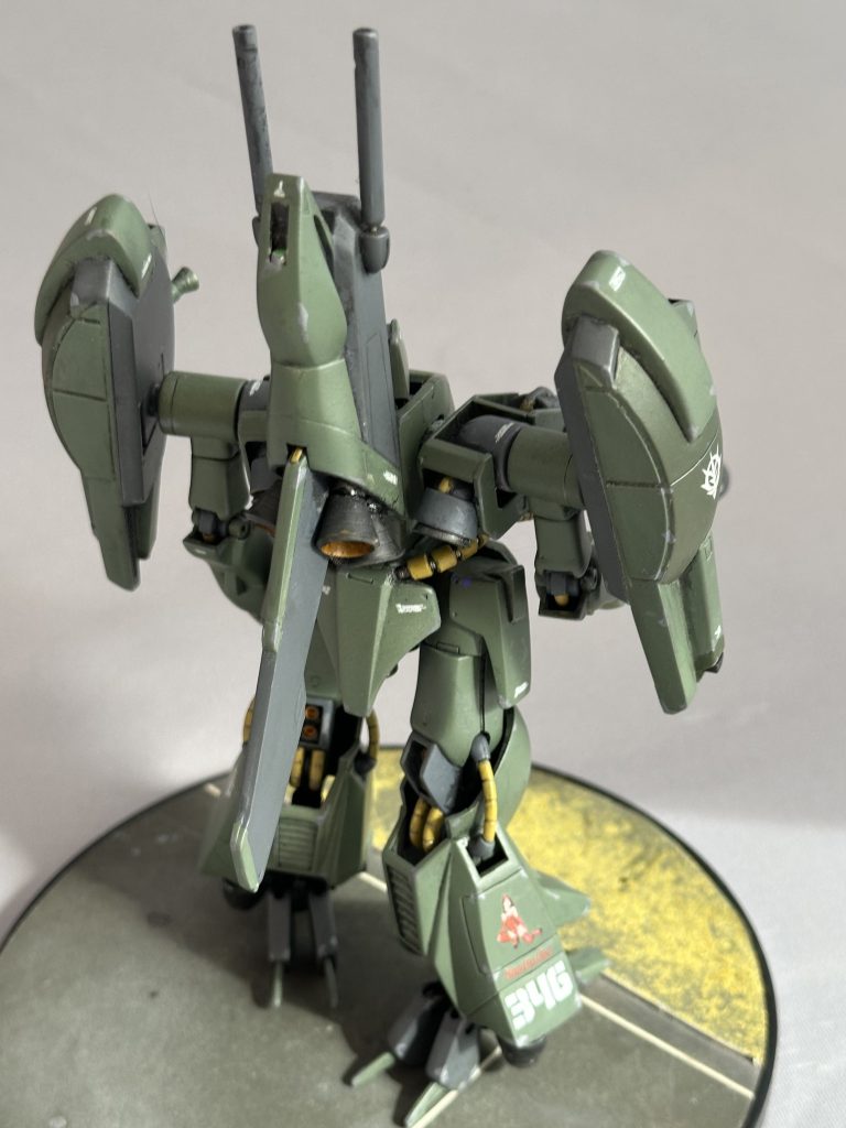 背面ユニットと両肩、見えていませんが股間の三連バーニアはディテールアップパーツに置き換えています。また、MA形態時の視界を確保する背面ユニットのモノアイも入れ込んでおきました。