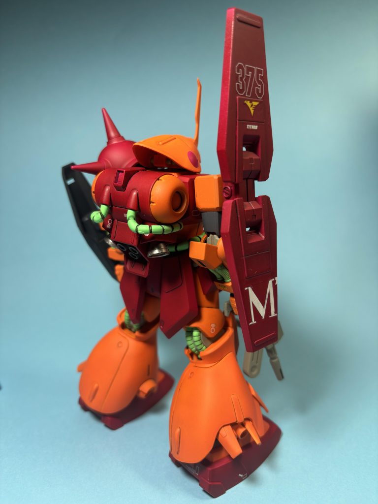 中坊の頃に雑誌で見て、いつかマネして作ってみたいと思っていた「マラサイ改」です。旧キットでチャレンジした時は失敗しましたが、出来の良いHGUCが出てくれた事で完成させる事が出来ました。Mのマークは手書きです。分かる人にだけ届けば良いです（笑）