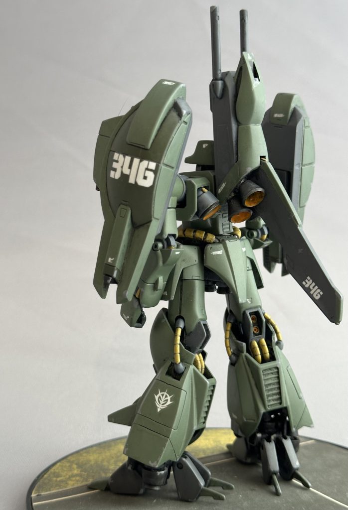 ミサイルハッチの開閉機構までは再現はしておりませんが、ヴォリューム感のあるバインダーはキットのままでも十分迫力があります。肩との接続はボールジョイントに置き換えてあります。また、カカトの関節はキットのままだとプラプラなので市販品ポリキャップボールジョイントに置き換えて渋めに調整しておきました。