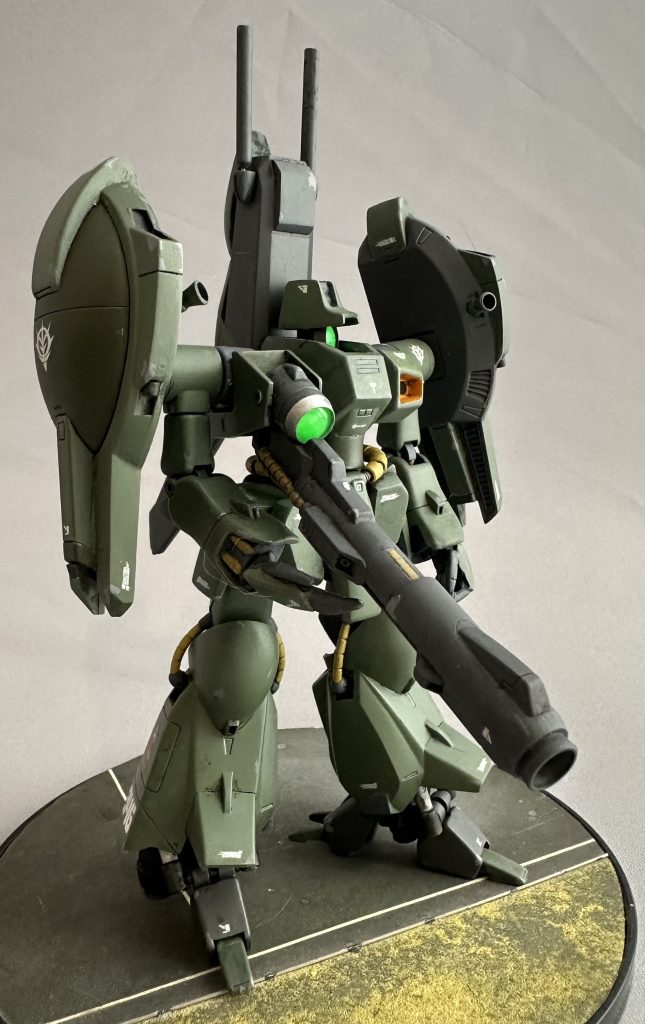 頭部はキットのままですと胴体と一体なので、切り離し、ボールジョイントで接続しています。モノアイも大きめのHアイズに置き換えました。ナックルバスターのセンサーも同様です。