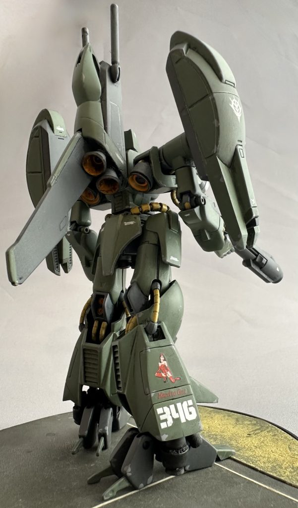 胴体は腰の部分で2分割し回転軸を増設してます。その際、腰の動力パイプはスプリング+パイプに置き換えています。スプリングにしておかないと変形時に干渉してしまいそうなので。