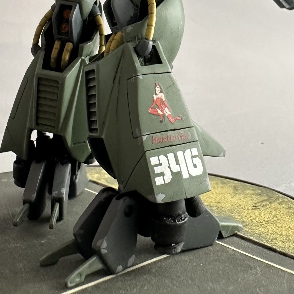 左脚にはお得意のおねいさんマークです。