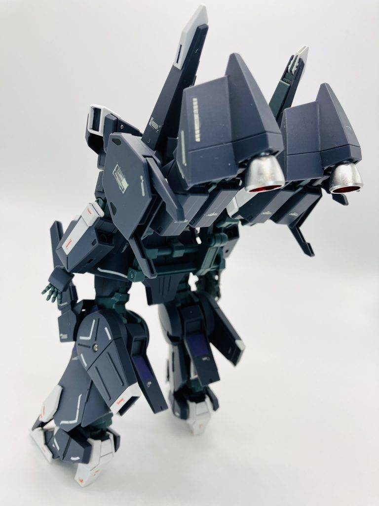 バーニアはガンダムマーカーのシャインシルバー、控え目な主張でイイ仕事してますね👊ラックの腕は本来は表裏逆の取り付けが正しいのですが、なんとなくホワイトを少なくしたかったので😚