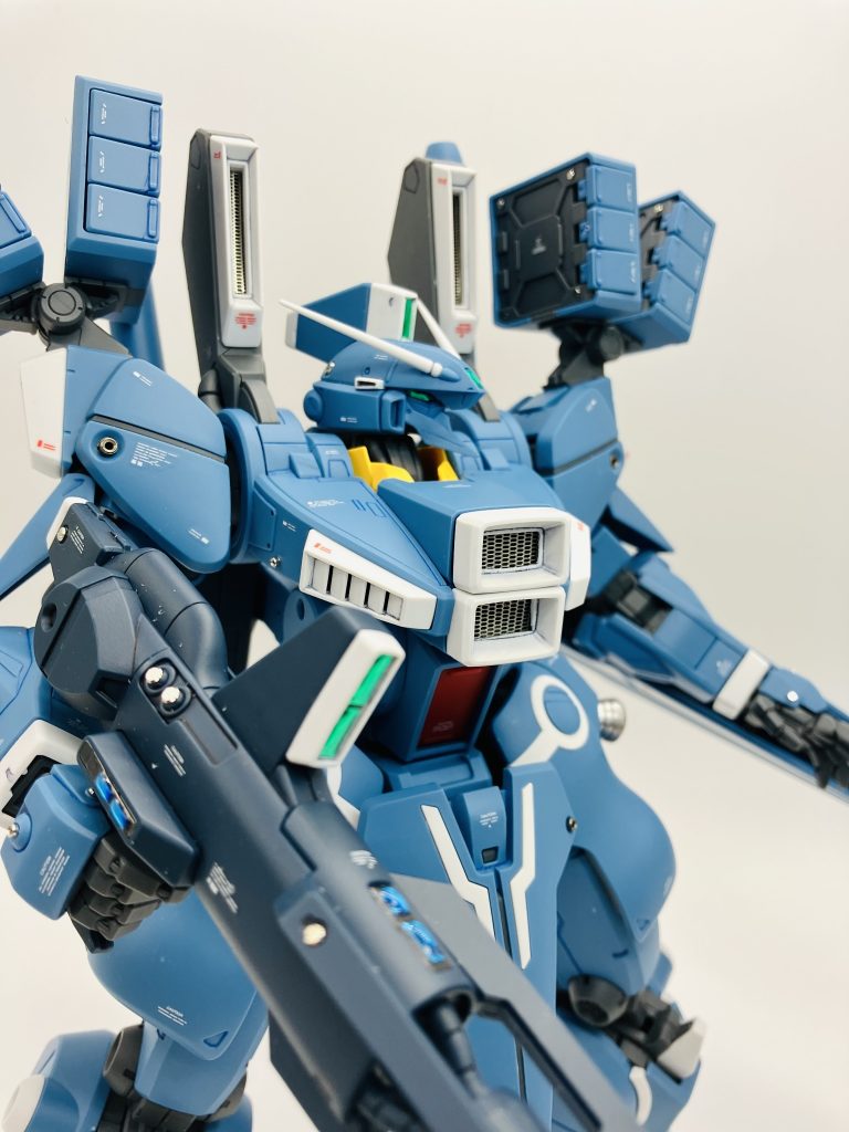 センサー部分は頭部、ビームライフル、シールドブースターと多く、付属のシールにレジン液をドーム状、💎ジュエルっぽく塗布💅