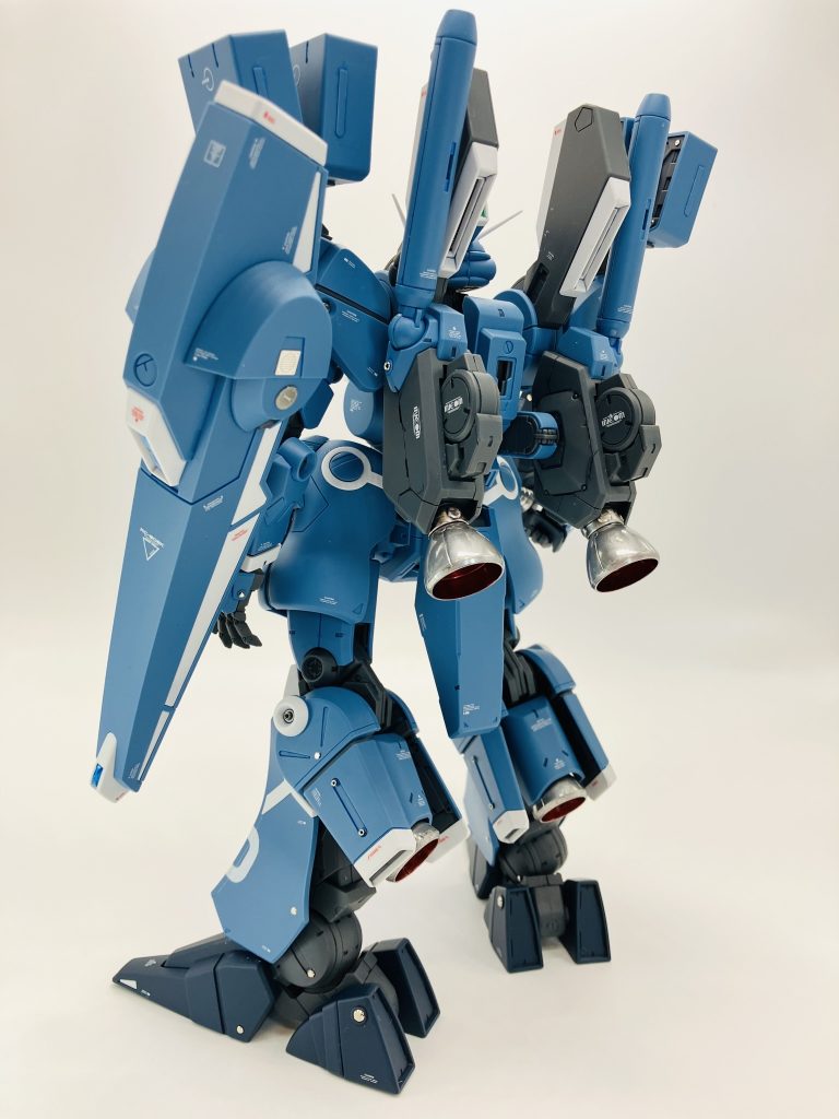 背面もなかなかの迫力、大きめのバーニアはガンダムマーカーのメッキシルバーで😊