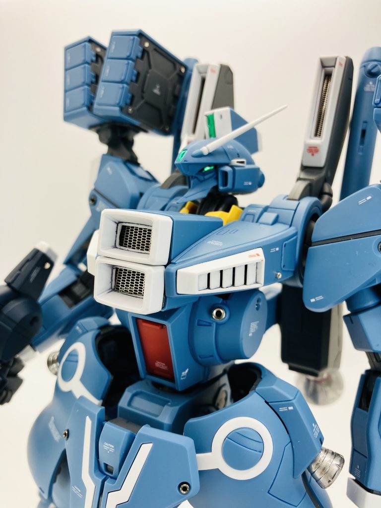 首は二重関節よろしく、ちょっと引き出せます🤏印象が変わりますが、ただ、首を回すだけでアンテナがブースターに干渉しますので要注意⚠️ 予備が付いてるという問題の答え?