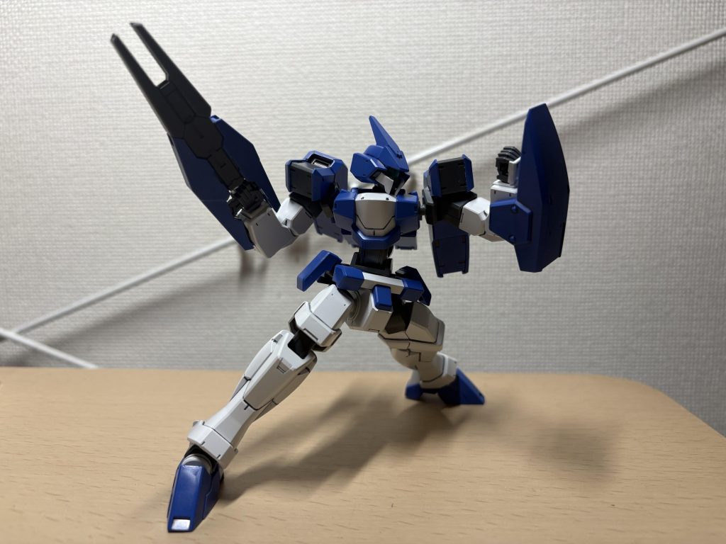 突然キットの話になりますが、足首可動は横は凄いですが、縦は皆無です。なのでポージング色々やってみると、一見どんなポーズでも立ちそうなぐらい動くように見えても、縦の可動が終わってるので、なかなか立たない感じです。