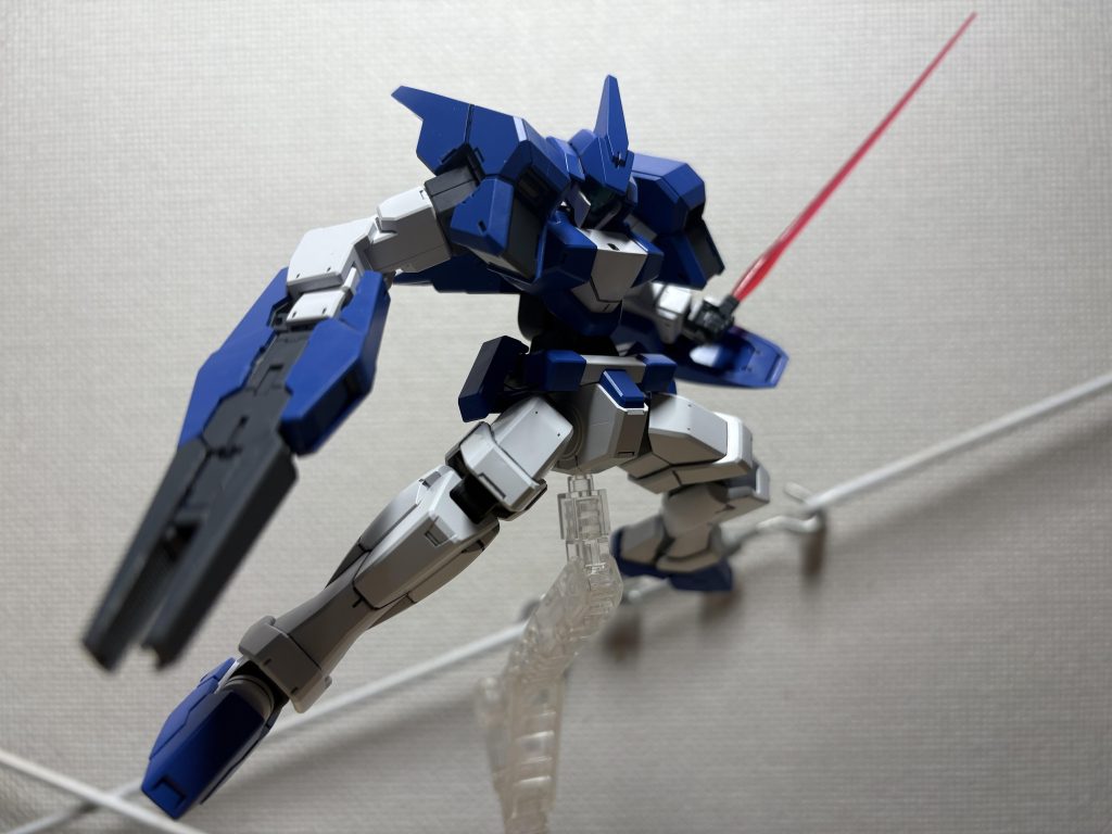 AGE特有のウェア換装完了後の決めポーズをオブライトカスタムでやってみたイメージ。