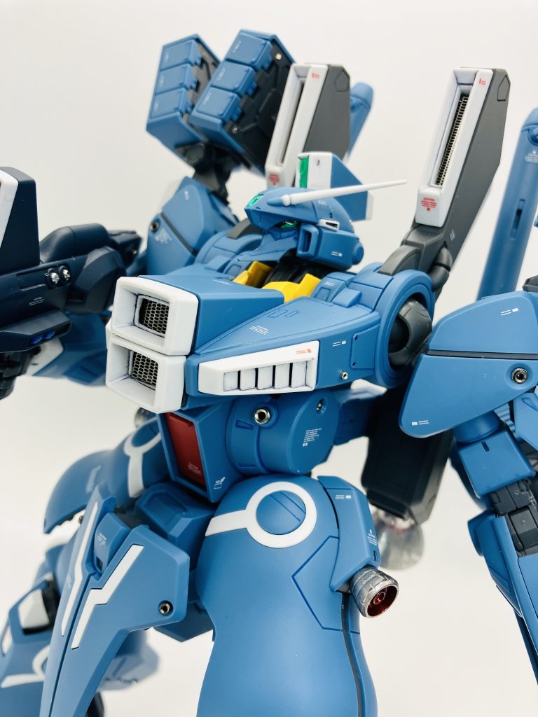 ゼータの系譜を感じるガンダムフェイス、見事に悪役顔ですが、ファラクトみたいにチンガードの下にシン・ガンダムフェイスあるんじゃないかって🤔