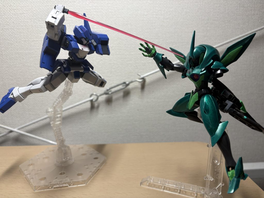 ちなみにこのオブライトカスタム、サーベルエフェクトは昔ながらの短い物が付属します。最近の長いやつだと冒頭の写真もこんな感じに変わります。短い物付属はなんというか、原作通りだなと。サーベルが長いと、コクピットに完全に届いてしまい、フラムが即死してゼハートとの感動会話が出来なかった事がよく分かります、、