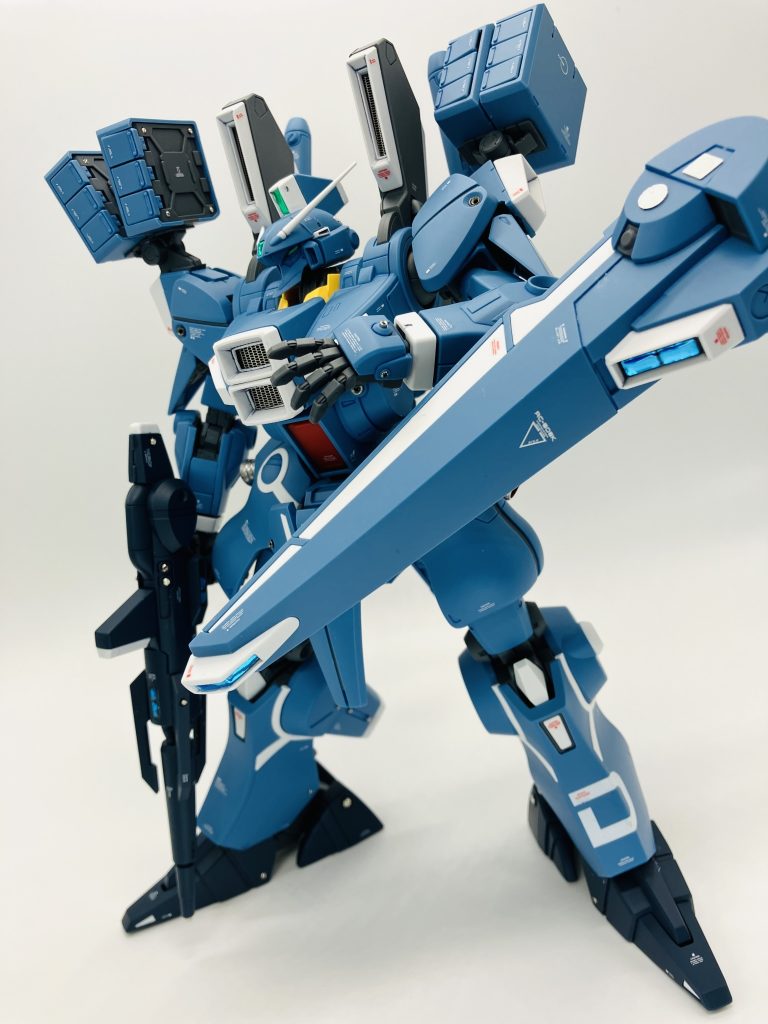 センサー類は蛍光塗料や蛍光素材を混ぜたクリアーで仕上げる技法もありますが、明るい部屋でも蛍光灯やスポットライトを集光するシール+レジン液塗布がお手軽でオススメですね😆