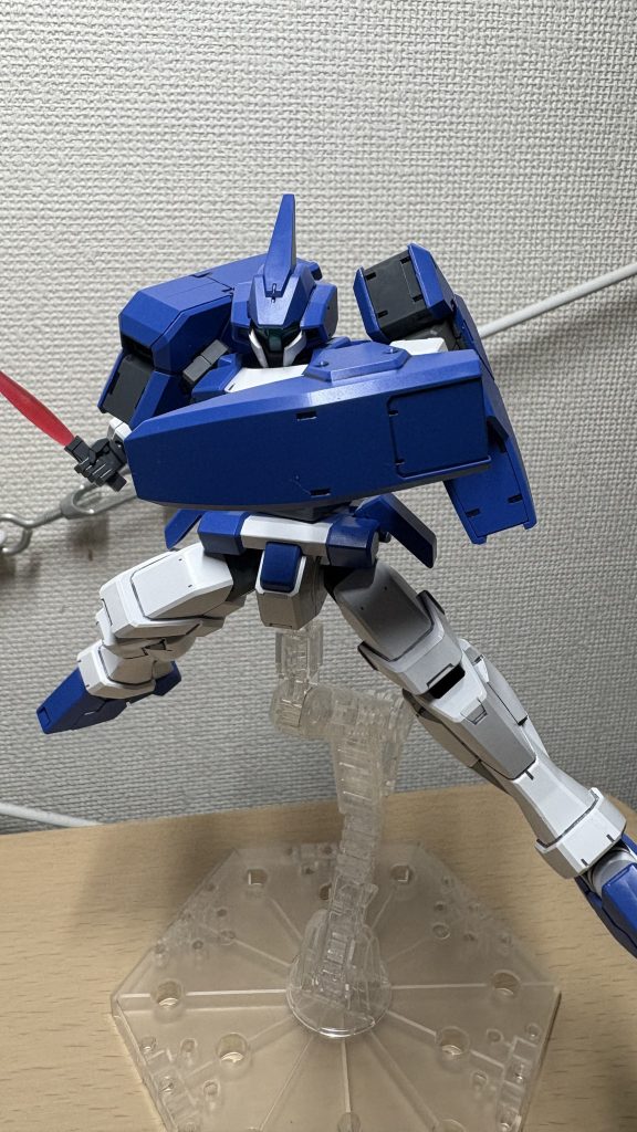 初代ジェノアスから一向に変わらないシールド。でも、オブライトカスタムが構えるとカッコよく見える不思議w