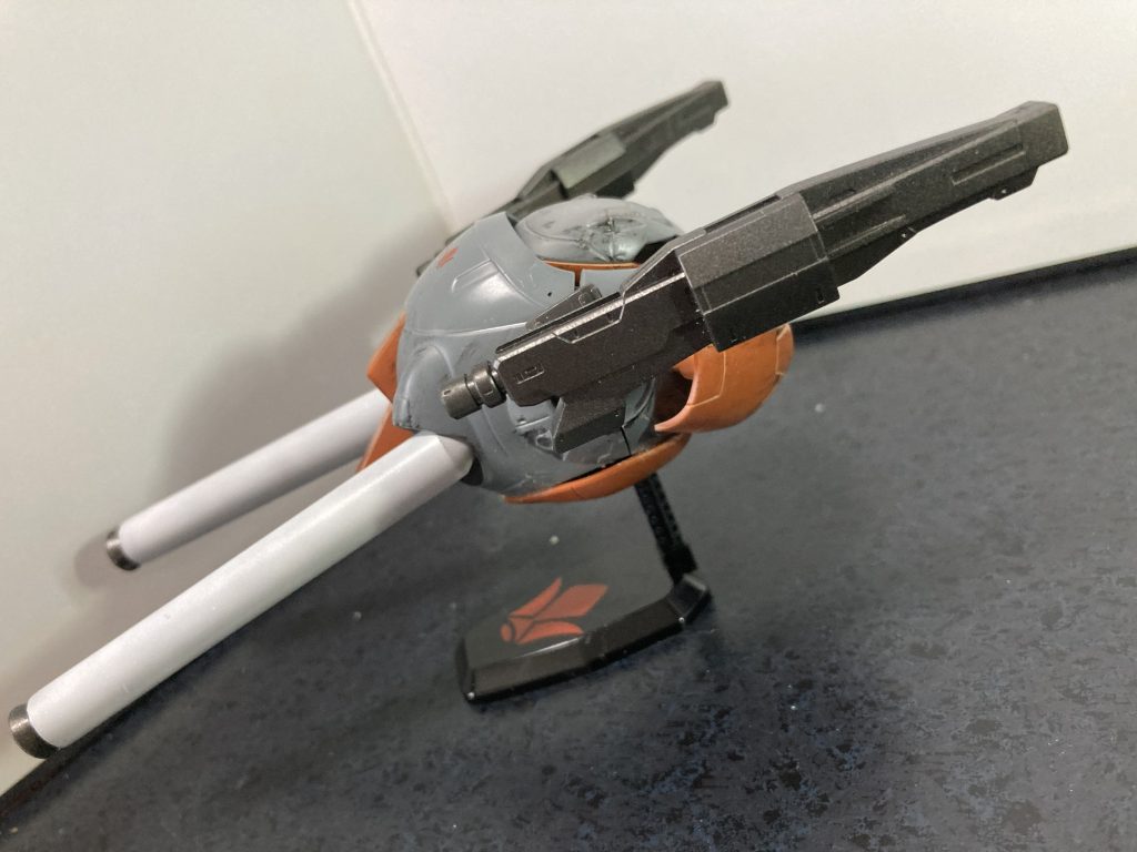 横から。底面は腰のリアスカート部分で蓋をしてます。台座はボール用のものを塗装して流用。