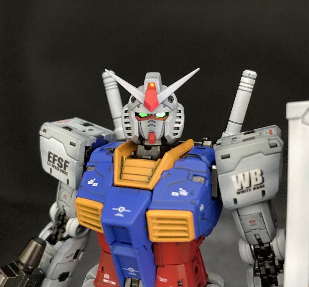 目とメインカメラは蛍光塗料で塗装したので、ブラックライトで光ります。目は蛍光イエローだったハズなのに緑っぽい…。