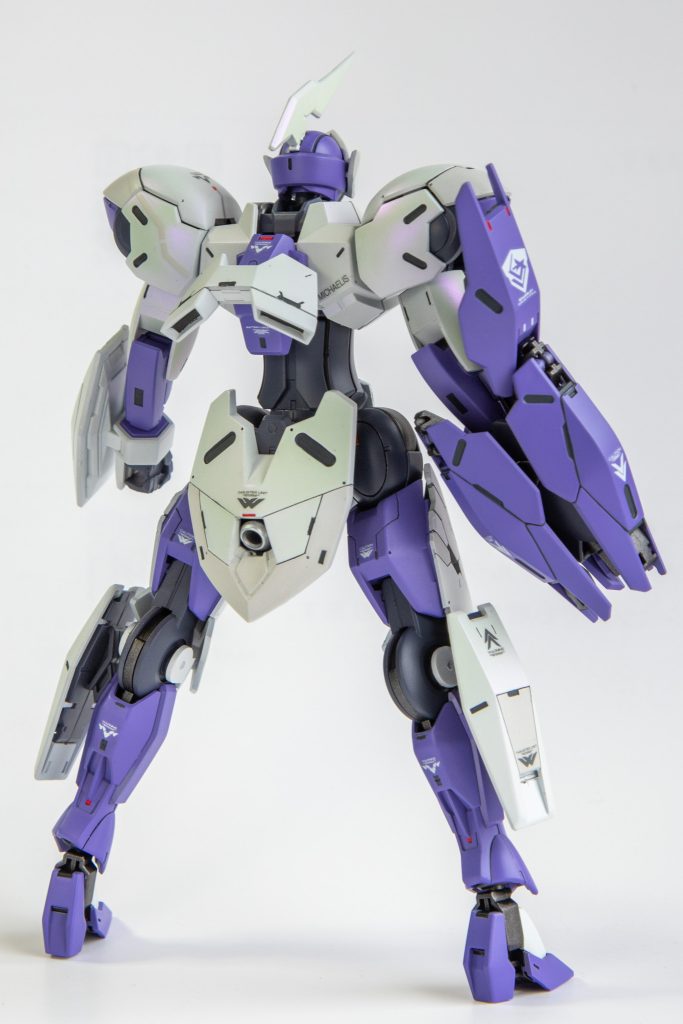 本体のホワイトは下地の白の上からクレオスのアメジストパープル（パール）を吹き、そのあと艶消しでコートしています。角度によってチラッと見える紫がポイントです。