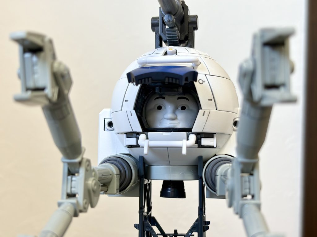 トーマスラムネの顔を仕込んでみました。ハッチオープンしたら顔が見えます。