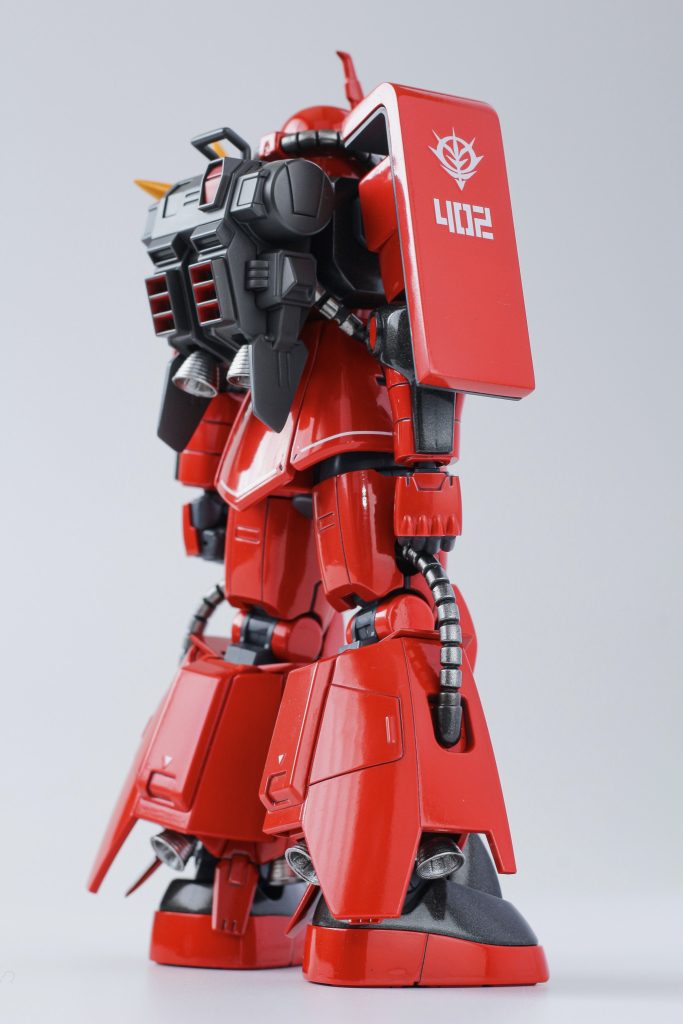 前後2面赤と黒のカラーリングにやられて子どもの頃から大好きなザクです。 